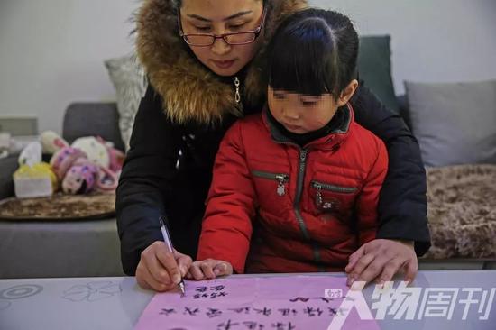 安徽合肥,想要生二胎的王密斯给女儿写包管书,包管永远爱她