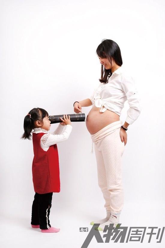 郑洁与女儿小茹。“我老公是独子,他特别想再要个孩子,这不,政策一有,我们就开端预备了。”
