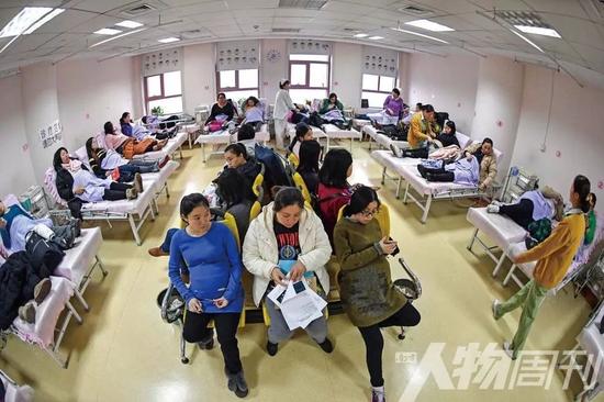 江苏南京，妇幼保健院胎心监测病房内，许多孕妇正在进行胎心检查，其中近一半是二胎产妇