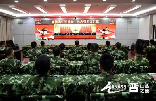 图片说明:武警长治支队官兵收听收看十九大新闻