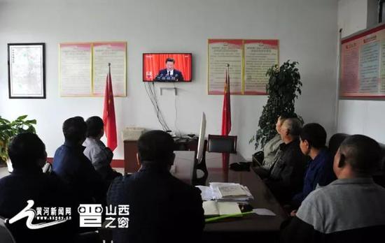 图片说明:忻州市忻府区南关村党员干部群众收听收看十九大新闻