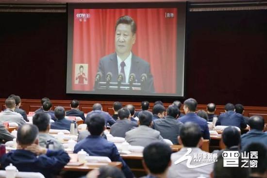 图片说明:山西省委机关党员干部正在收听收看十九大新闻
