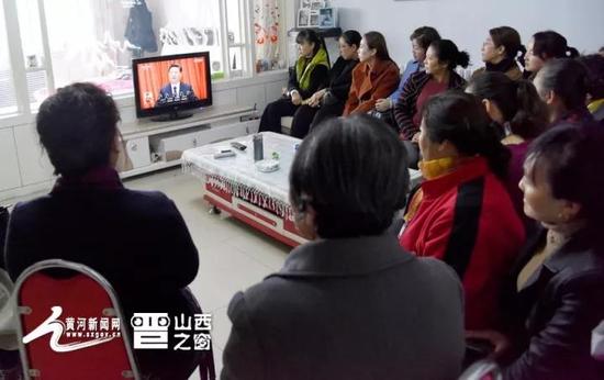 图片说明:临汾市隰县龙泉镇西社区居民相聚在家中收听收看十九大新闻