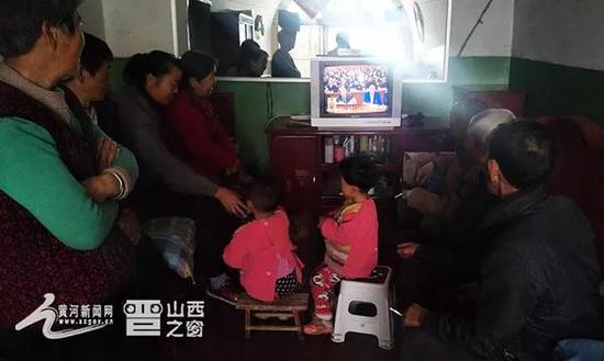 图片说明:离石区红眼川乡车家梁村党员干部群众收听收看十九大新闻