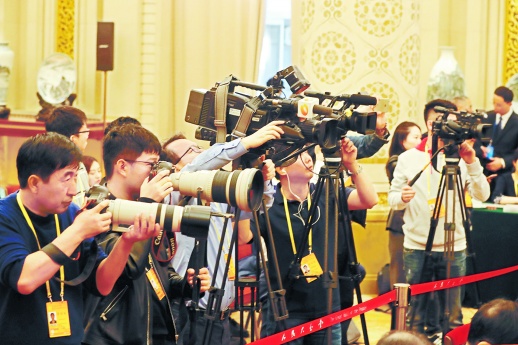 10月19日，中外媒体记者聚焦湖南代表团。 湖南日报记者 罗新国 摄