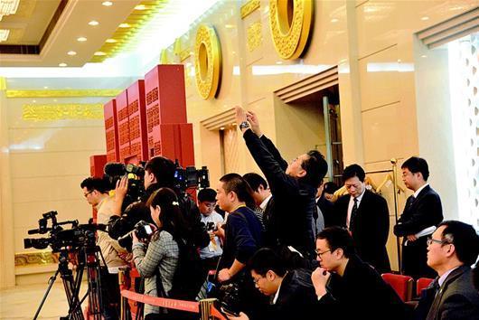 图为:海内外媒体聚焦湖北团。