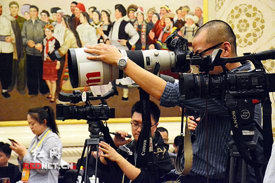 开放日吸引了65家中外媒体的近百名记者参加。