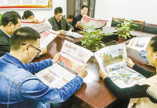 芳草街道办神仙树社区党员群众在学习讨论十九大报告