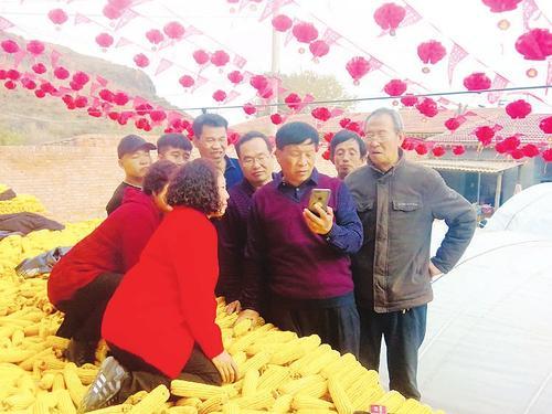 ▲繁峙:前一为石引弟妻子张转转,右三为村党支部书记李成元。 本报记者王利强摄