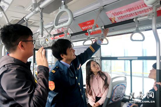 公交驾驶员丁禄峰学习十九大精神后在车厢为市民宣讲
