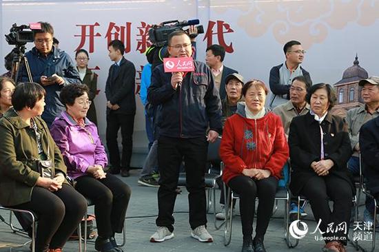 天津市宏源热力工程有限责任公司维修部主任常勇回答居民提问。唐心怡/摄