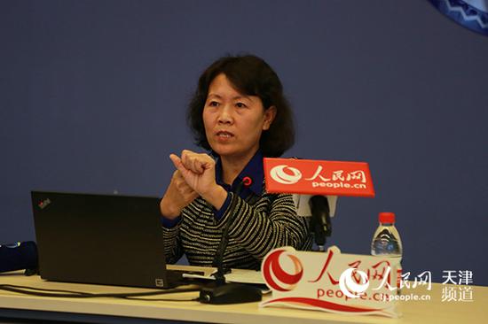 十九大代表、天津大学药学院党委书记冯翠玲。孙晓川/摄