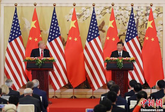 11月9日，国家主席习近平与美国总统特朗普在北京人民大会堂共同会见记者。中新社记者毛建军摄