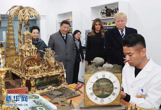 两国元首夫妇观看文物修复技艺展示。新华社记者刘卫兵摄