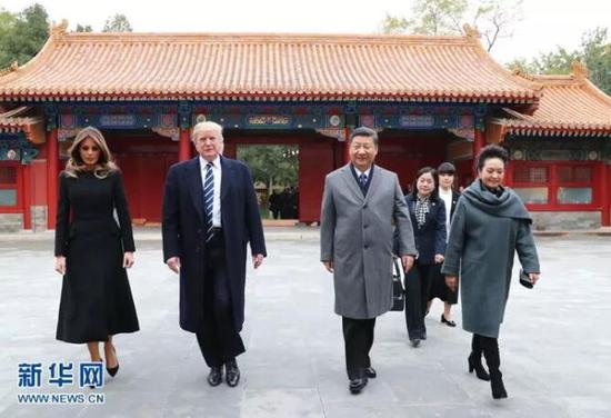 照片中一位女性引起了许多湖北人的注意 ——她 就是此次的随行翻译周宇 。 (上图 二排 右三)
