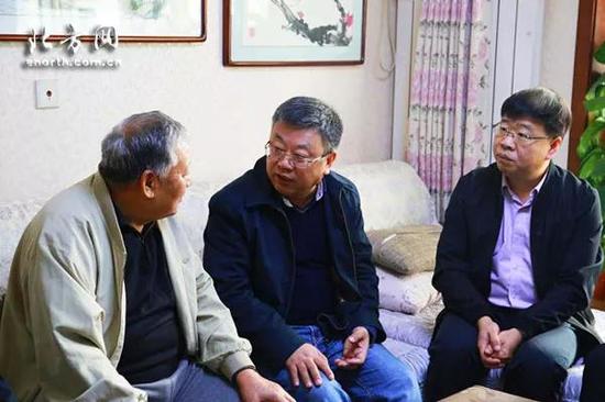 十九大代表赵仲华在双港镇北马集村讲解十九大报告