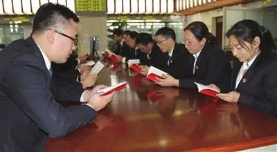 市政府采购中心党支部利用午间休息时间在市行政许可服务中心大厅组织集中学习新党章