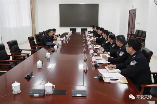 图为宣讲团成员在天津市公安局召开座谈会