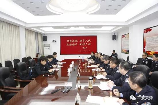 图为宣讲团成员在天津市公安局南开分局召开座谈会