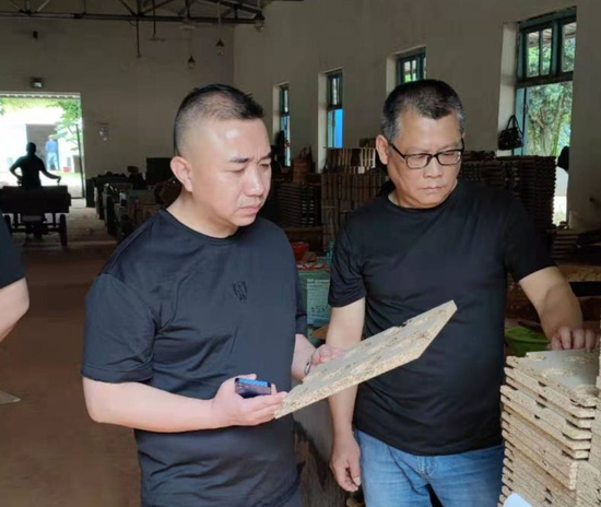 陳建(左)與同事在“五一”假期赴企業開展安全生產檢查