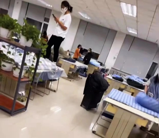 3月7日开始,部分密切接触者被暂时安置在校图书馆里,学生自带被褥,直到9号晚上撤离。(受访者供图)