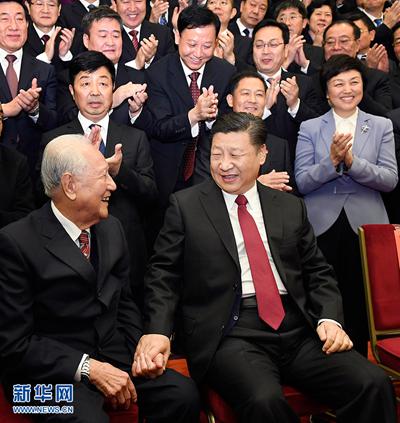 2017年11月17日,全国精神文明建设表彰大会在北京人民大会堂举行。会前,习近平、王沪宁等会见与会代表。这是习近平邀请黄旭华、黄大发代表坐在自己身边合影。新华社记者 李学仁 摄