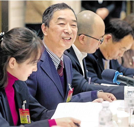 参加省十三届人大二次会议的各代表团认真审议政府工作报告。
