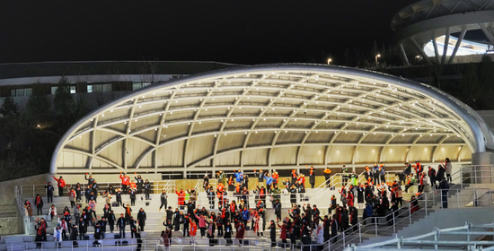11月20日晚，观众在国家雪车雪橇中心观看“相约北京”2021-2022国际雪橇联合会雪橇世界杯比赛。北京市延庆区融媒体中心供图