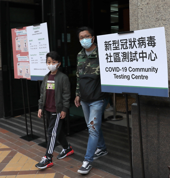 香港市民在做核酸检测。图片来源于新华社。