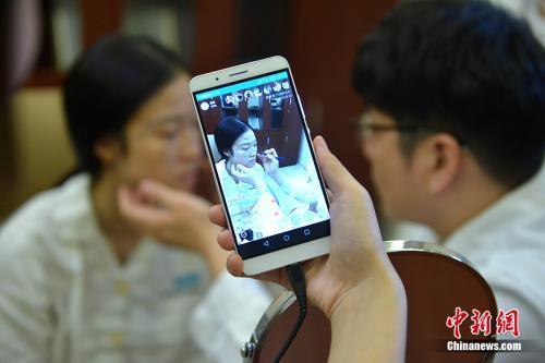 资料图 爱美者咨询整形事项 图文无关 中新社记者 张浪 摄