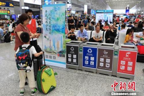 资料图:铁路上海虹桥站候车室内宣传垃圾分类知识。 殷立勤 摄
