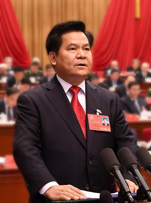 李纪恒同志向大会作报告。内蒙古日报社融媒体记者 袁永红 摄
