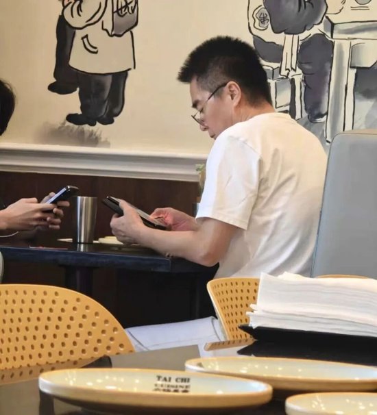 何晴去世，前夫许亚军社交平台IP定位在美国，缺席其遗体告别仪式