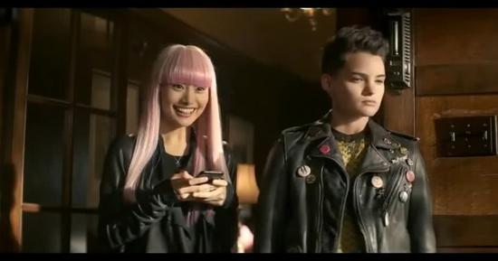 变身金发尤物 《死侍2》公开新片段