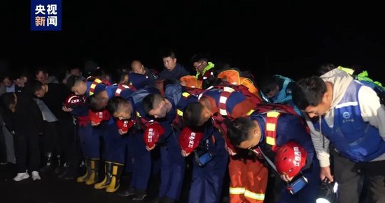  Rescue workers bow to the remains of Comrade Zhu Ruxin