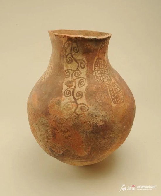 田園葡萄紋彩陶罐（新疆博物館供圖）