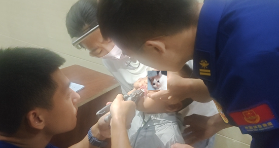  消防员观察情况。图源：辽宁消防