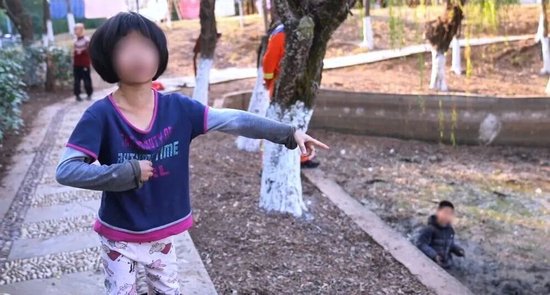 小女孩说明情况。图源：江西消防