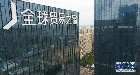 12月5日无人机拍摄的位于海口市大英山CBD的海口全球贸易之窗大厦。 新华社记者 杨冠宇 摄