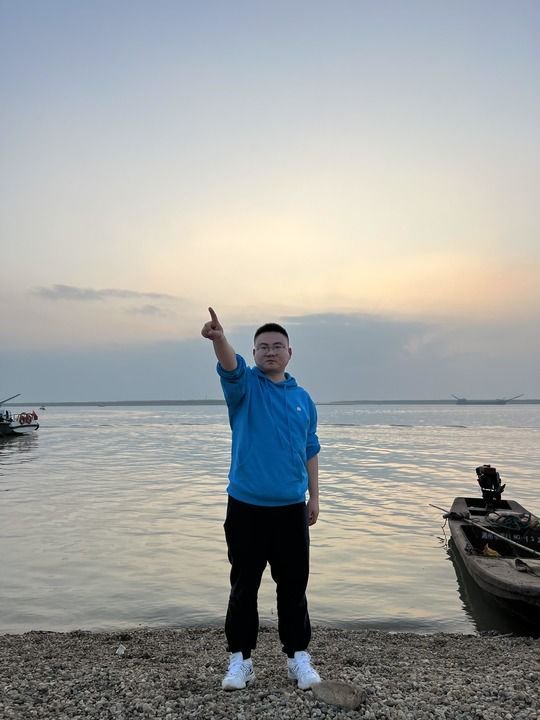 这是李东同志的生活照(资料图片)
