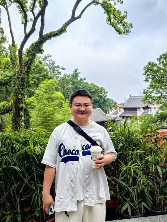 日常生活中,李东是一名阳光热情、开朗爱笑的大男孩。(资料图片)