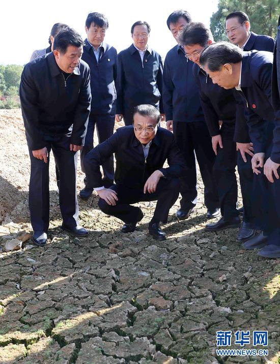 11月14日至15日,中共中央政治局常委、国务院总理广州网赚培训机构,李克强在江西景德镇、南昌考察。这是11月14日,李克强在景德镇山田水库了解旱情。 新华社记者 刘卫兵 摄