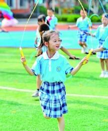 湖南长沙市天心区仰天湖桂花坪小学二年级的学生在体育课上跳绳。新华社发