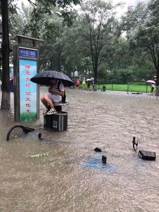 汽车变“游艇”！北京回龙观暴雨积水造成交通中断