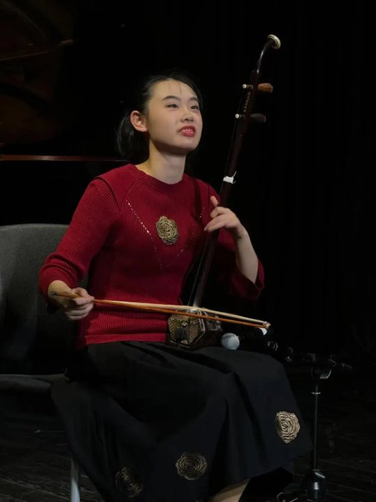 朱苓君在校音乐会上拉二胡。受访者供图
