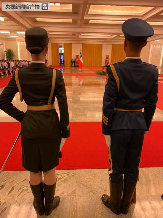 △24日人民大会堂欢迎智利总统皮涅拉的仪式现场。（央视记者章猛拍摄）