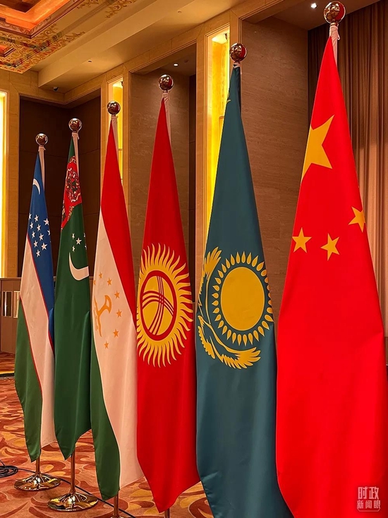 △会场摆放的中国与中亚五国国旗。(总台央视记者赵化拍摄)