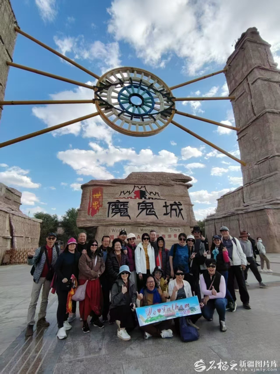  來自馬來西亞的旅行團合照留念。張海龍攝