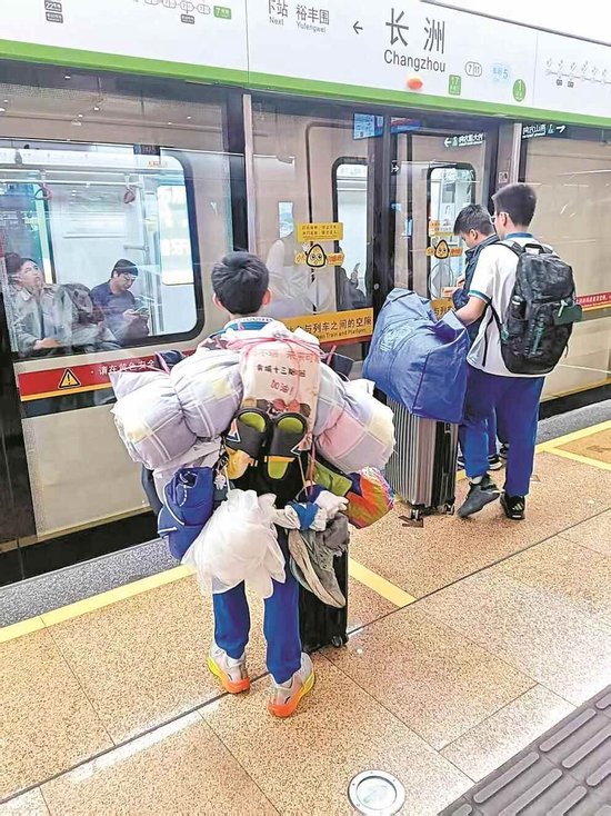 广州黄埔"最强背影小孩哥" 家长:培养孩子自立自强