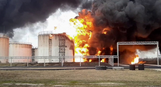 俄罗斯别尔哥罗德市一处油库遭袭发生火灾。（资料图）